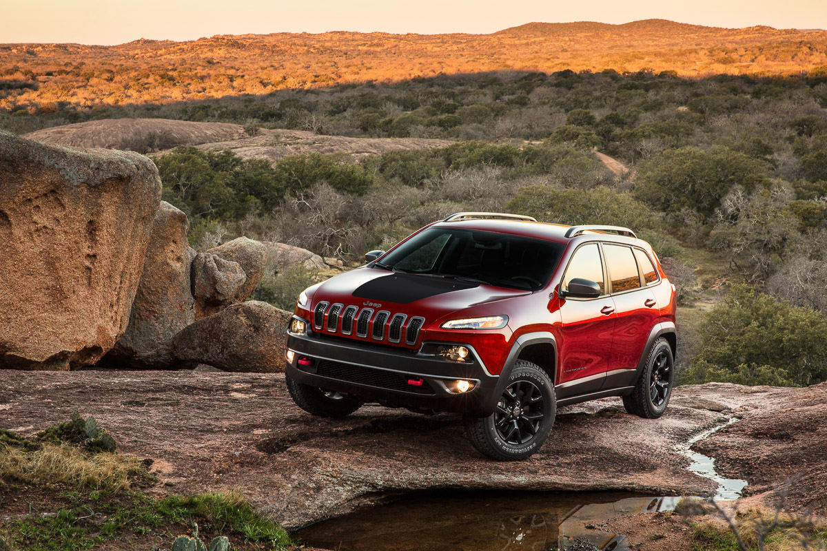 Comparison Jeep Cherokee 2015 vs Nissan Pathfinder SUV 2015 SUV